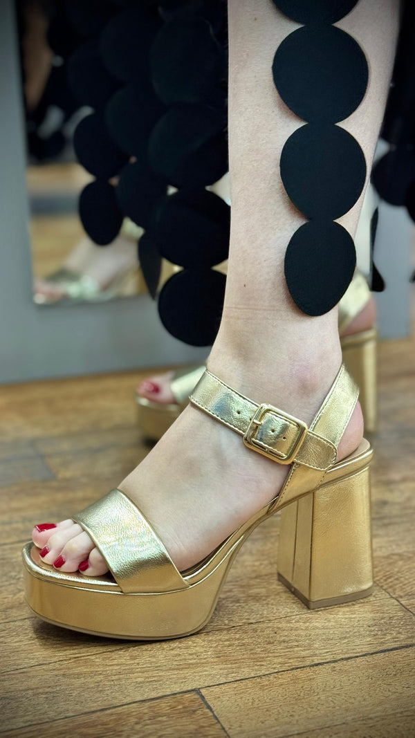 MACEY- Sandalia de tacon de Dorado