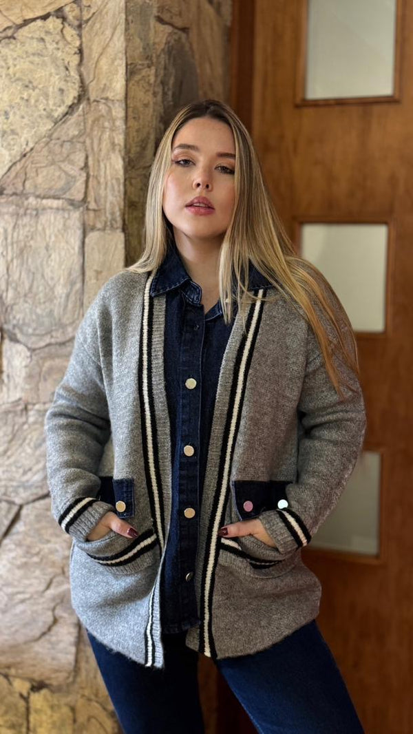 Sweater tipo chaqueta con jeans