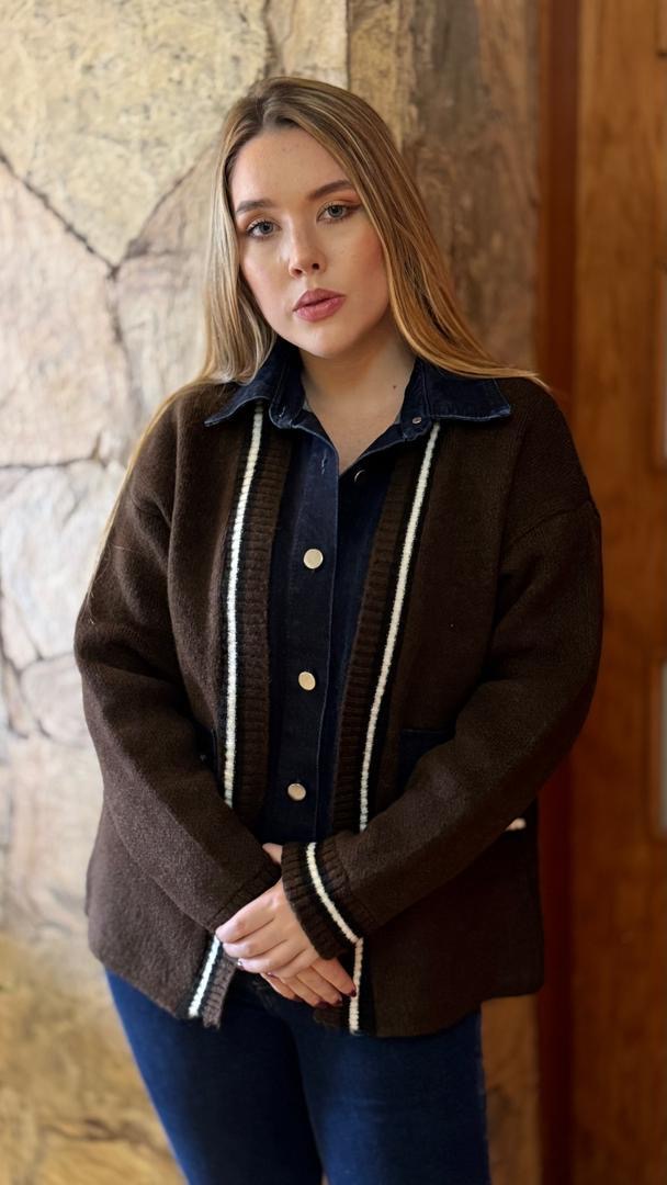 Sweater tipo chaqueta con jeans