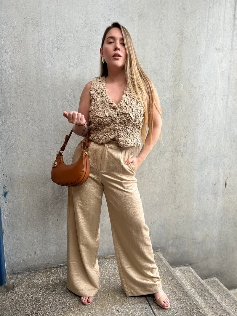 Conjunto de chaleco y pantalon en beige
