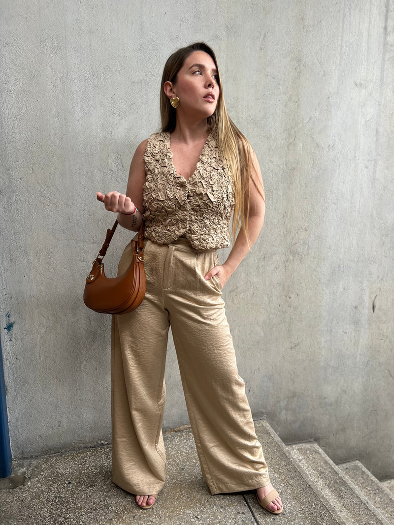 Conjunto de chaleco y pantalon en beige