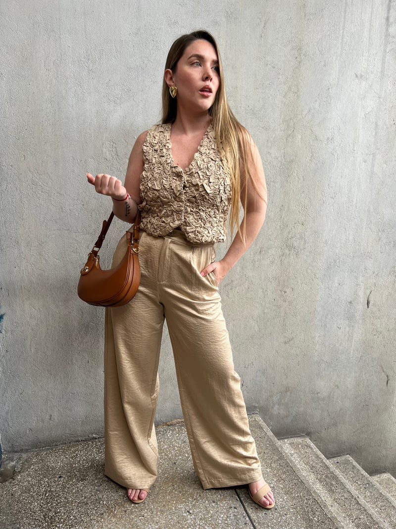 Conjunto de chaleco y pantalon en beige