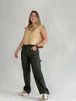 Pantalones de cuerina cargo verde militar