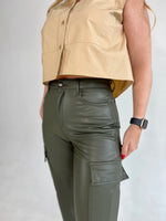 Pantalones de cuerina cargo verde militar