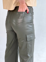 Pantalones de cuerina cargo verde militar