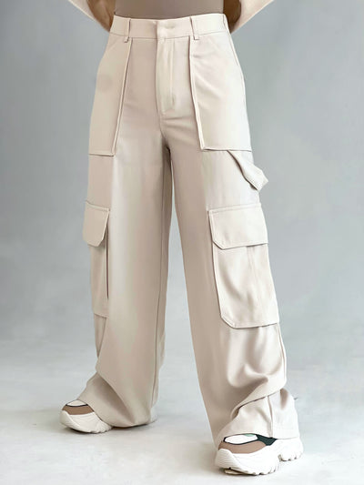 Pantalon de cuerina tipo cargo bota ancha color crema AARONANDAMBER