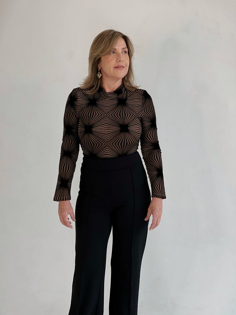 Body manga larga estampado geometrico color negro y beige