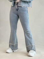 Pantalon de jeans claro con brillantes y flecos