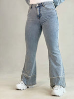 Pantalon de jeans claro con brillantes y flecos