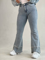 Pantalon de jeans claro con brillantes y flecos