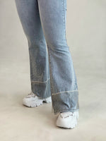 Pantalon de jeans claro con brillantes y flecos