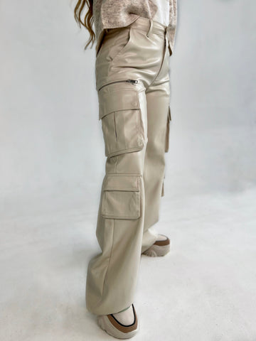 Pantalon de cuerina beige tipo cargo