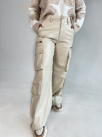 Pantalon de cuerina beige tipo cargo