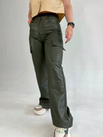 Pantalones de cuerina cargo verde militar