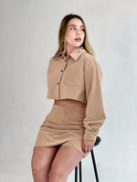 Falda short beige con pliegues