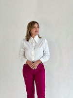 Blusa blanca con strach vertical