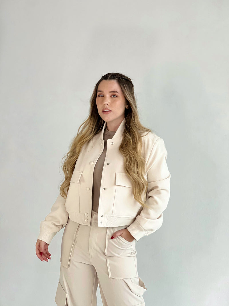 Chaqueta de botones tipo cargo color crema
