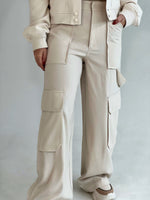 Pantalon de cuerina tipo cargo bota ancha color crema