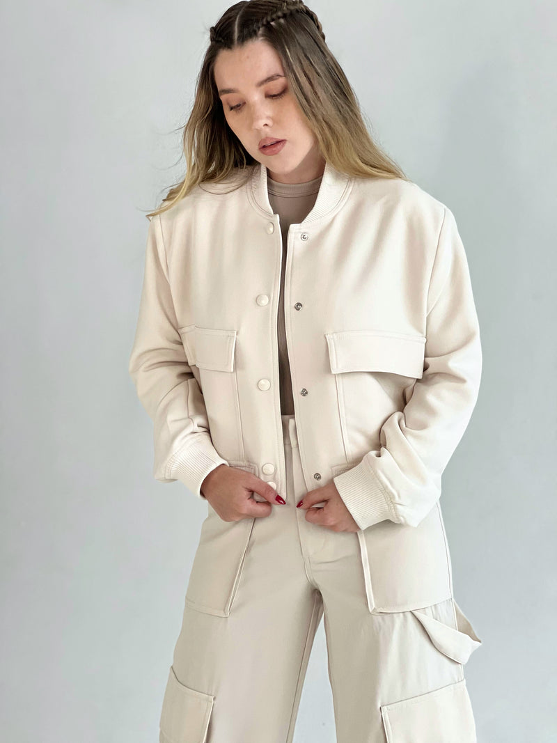 Chaqueta de botones tipo cargo color crema
