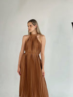 Vestido plisado color camel con cuello alto