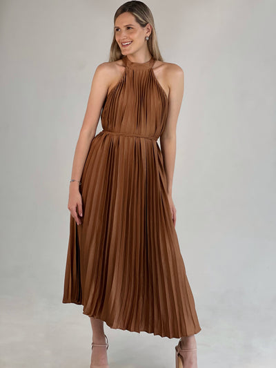 Vestido plisado color camel con cuello alto ROSE VELVET