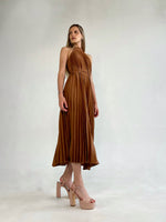 Vestido plisado color camel con cuello alto