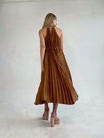 Vestido plisado color camel con cuello alto