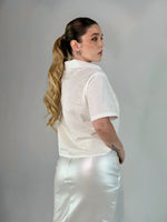 Blusa corta color blanco con pedrería brillante