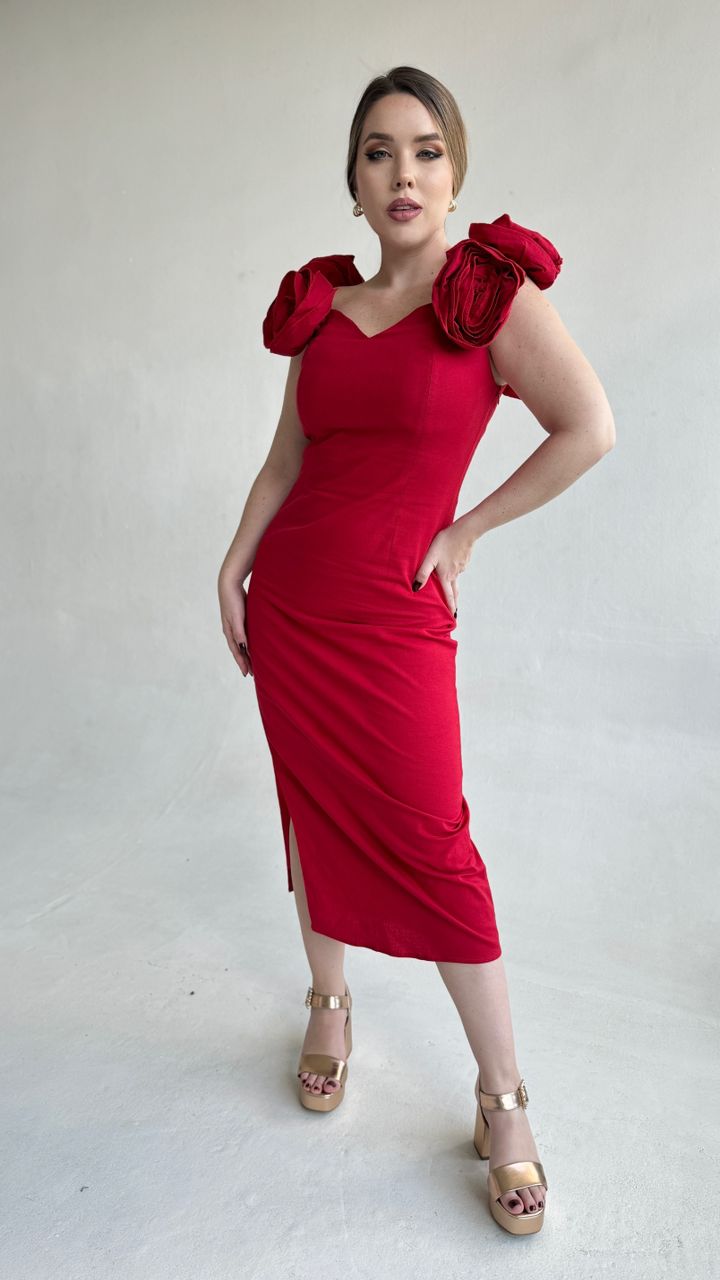 Vestido con rosas en la manga