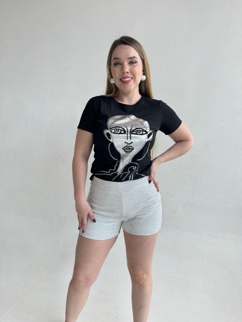 Franela negra con muneca plateada