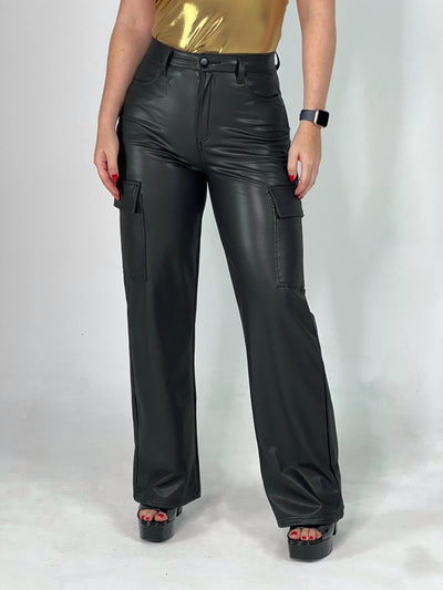 Pantalones de cuerina tipo cargo en Negro VENTI6