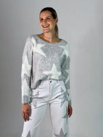 Sweater gris con estrellas blancas