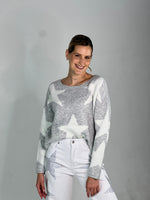 Sweater gris con estrellas blancas