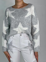 Sweater gris con estrellas blancas