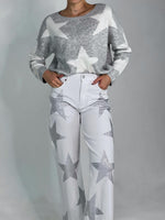 Sweater gris con estrellas blancas