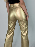 Pantalones de cuerina tipo cargo Dorado