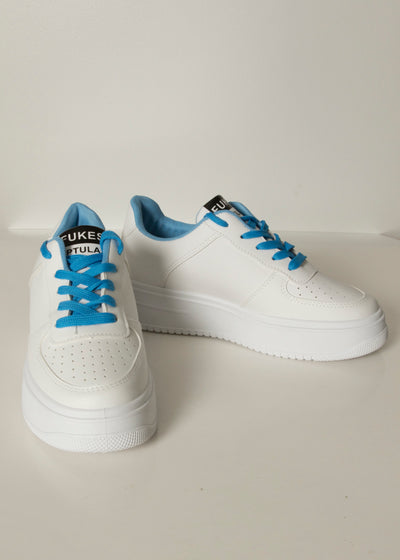 Sneakers blancos con trenzas azul PAZZLE