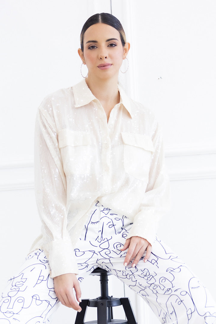 Blusa de lentejuela crema de botones y bolsillo